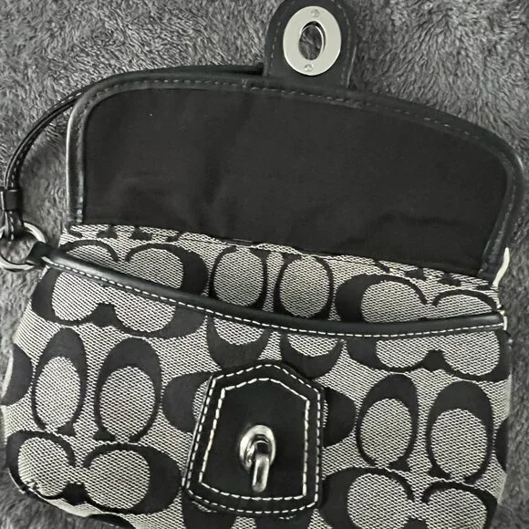 coach wristlet - Picture 4 of 7